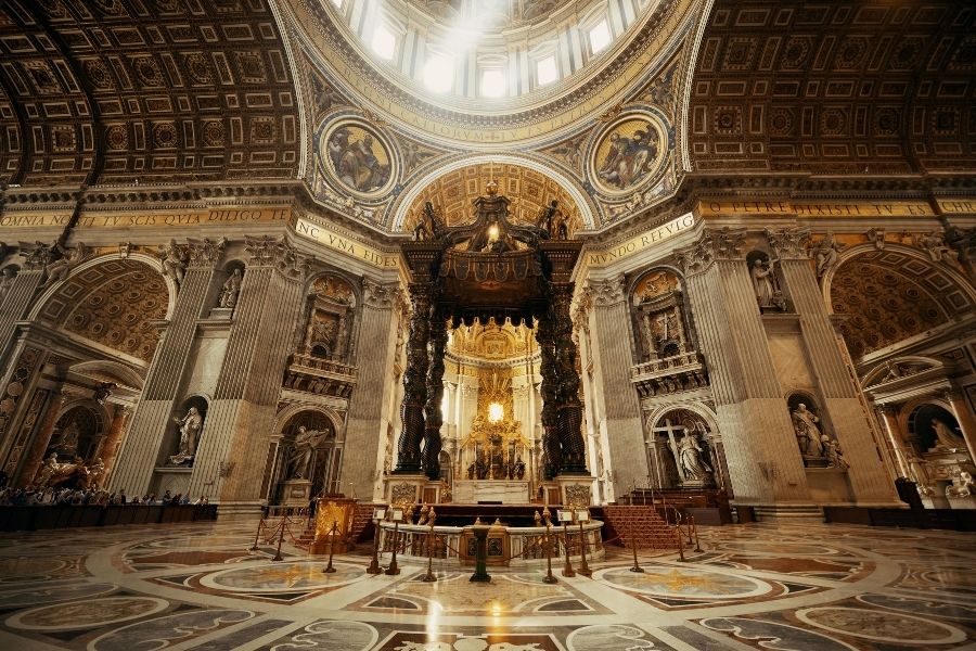 Interni della Basilica San Pietro